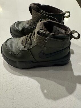 Nike Kids' Air Max Waterproof Boots Olive Green size 8C